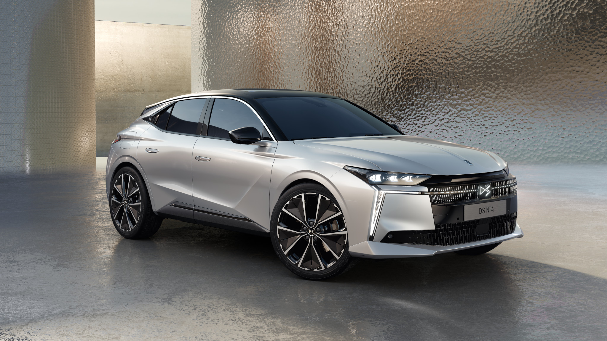 Questa è la nuova DS N°4, debutta il restyling della DS 4 che cambia così