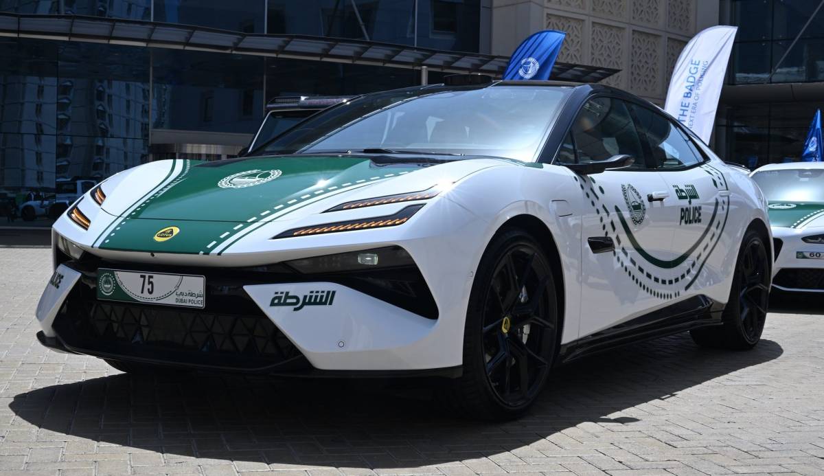 Dubai: la Polizia con la Lotus Emeya-S per pattuglie 100% EV