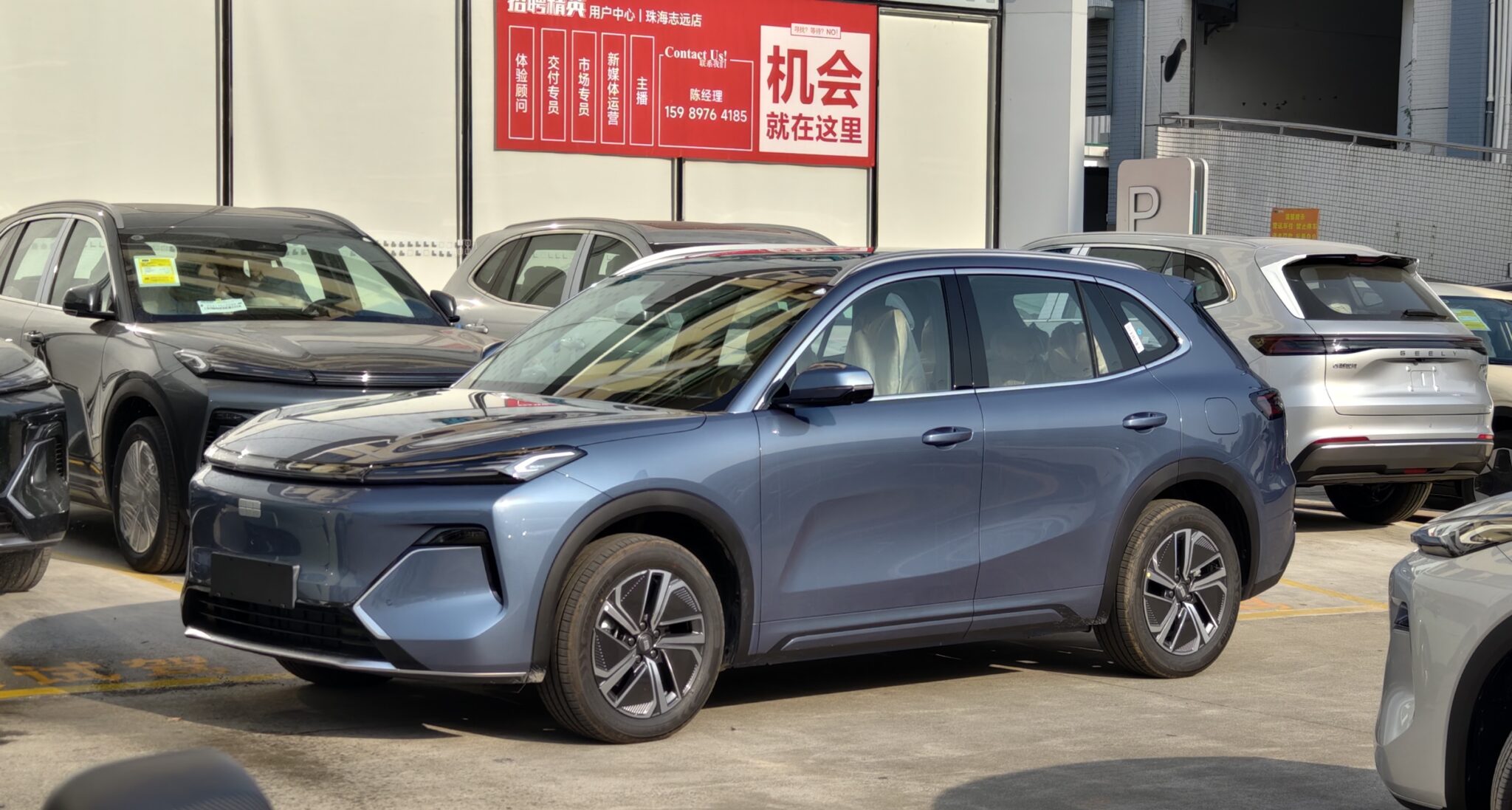 Un piede in due scarpe: Geely prosegue sul doppio binario tra termico ed elettrificazione