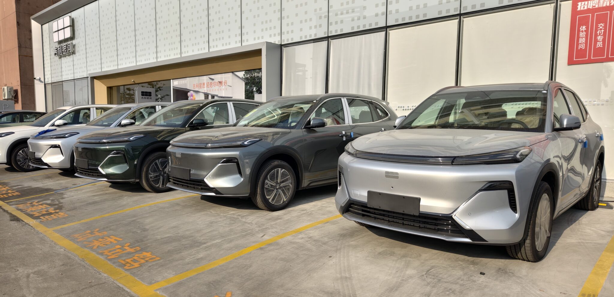 Un piede in due scarpe: Geely prosegue sul doppio binario tra termico ed elettrificazione