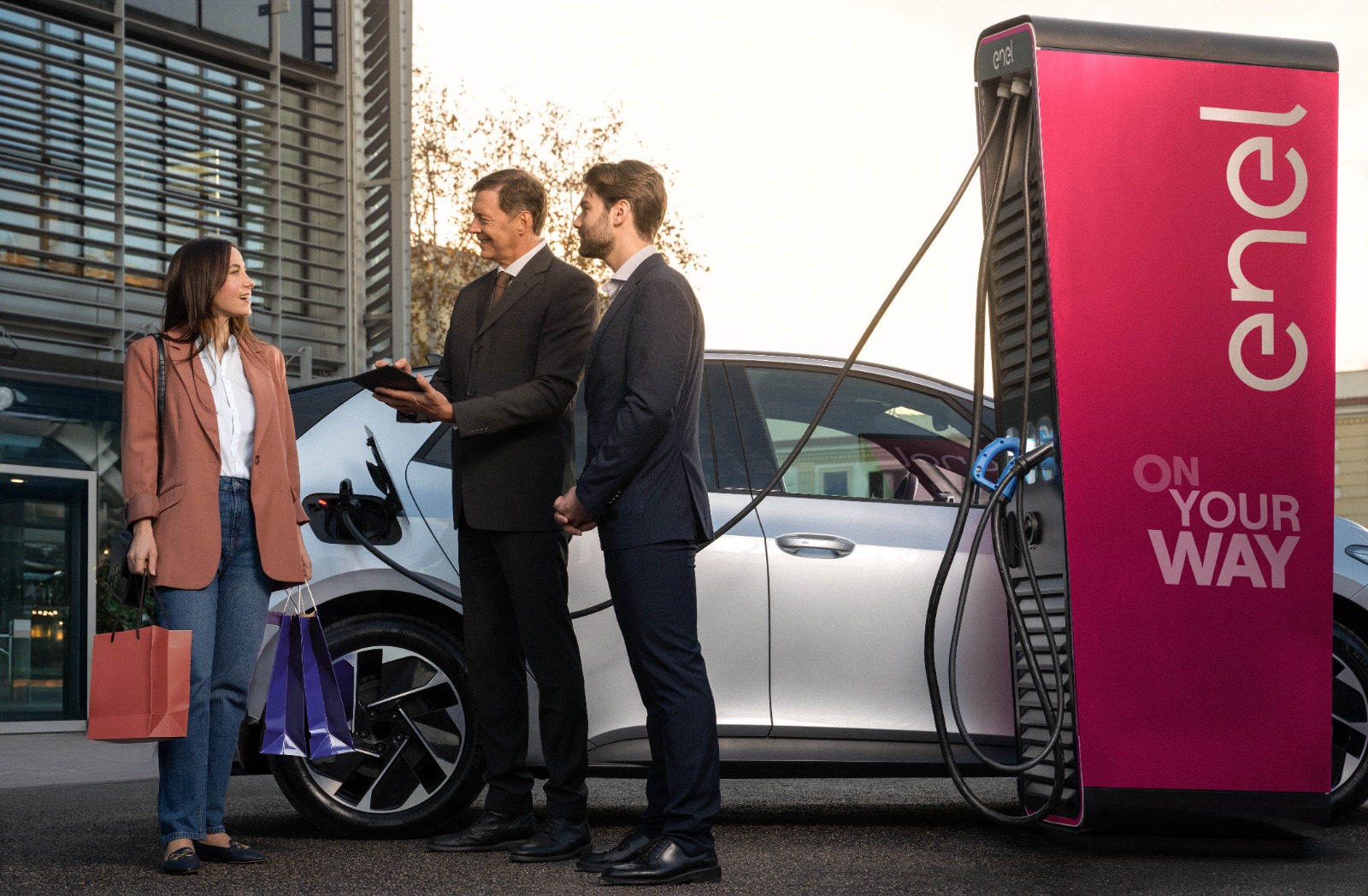 Auto elettriche, Enel X lancia un'offerta con Ewiva e rivede i prezzi della ricarica