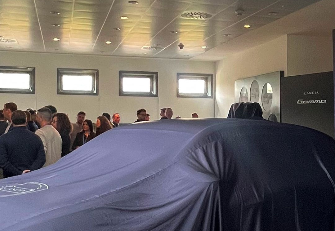 Quella sotto i teli è la nuova Lancia Gamma: sarà ibrida ed elettrica