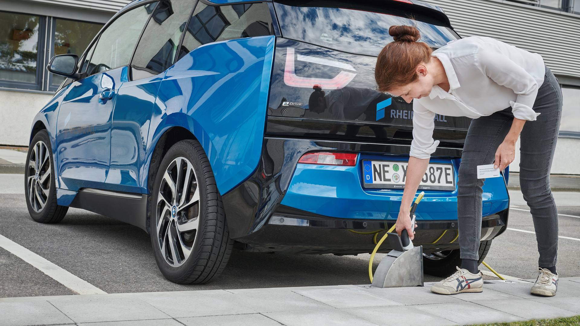 Le auto elettriche si ricaricheranno dal marciapiede. Una soluzione "furba" per le città
