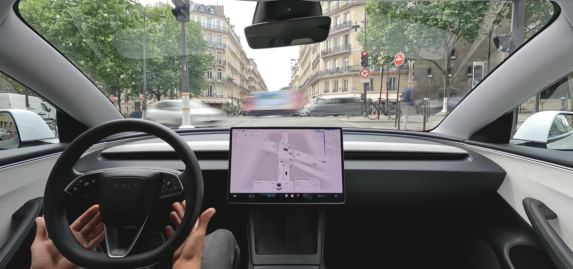 Tesla, la Full Self Driving in azione per le strade di Parigi | Video