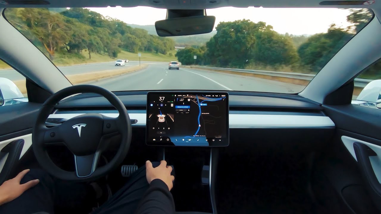 Tesla rilascia la Full Self Driving 14 (Supervised): ecco cosa può fare