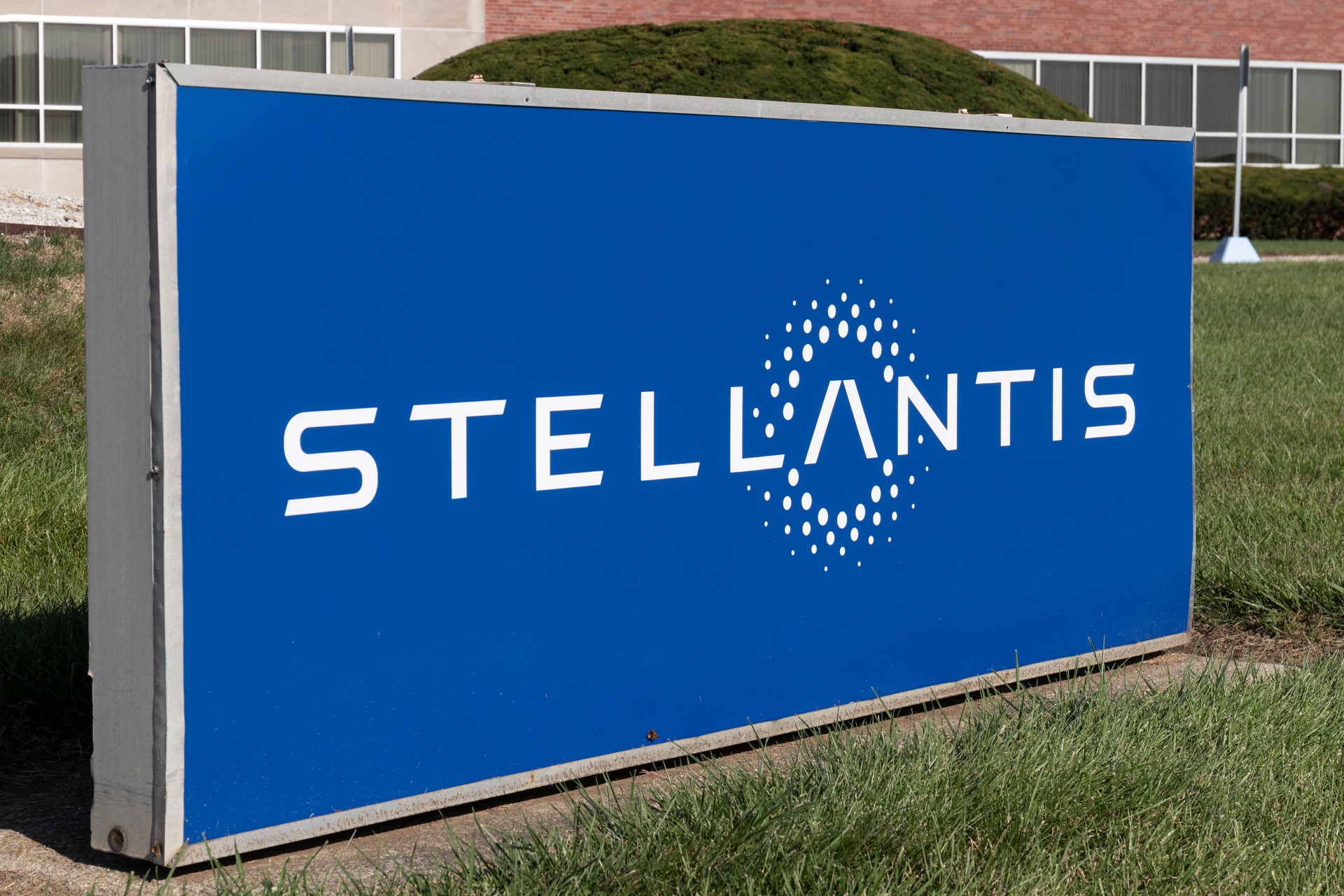 Il nuovo piano strategico di Stellantis potrebbe slittare a metà 2026