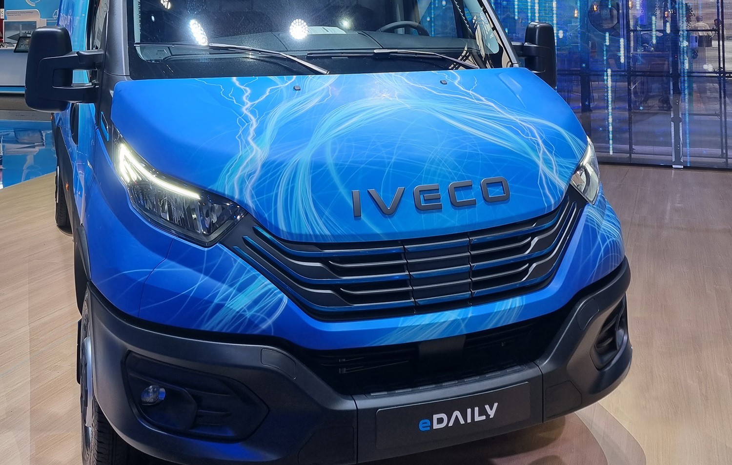 Tata compra Iveco che diventa indiana. La divisione Defence a Leonardo