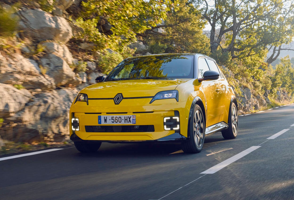 Renault 5 è un successo e piace ai clienti: 49 mila unità vendute dal lancio