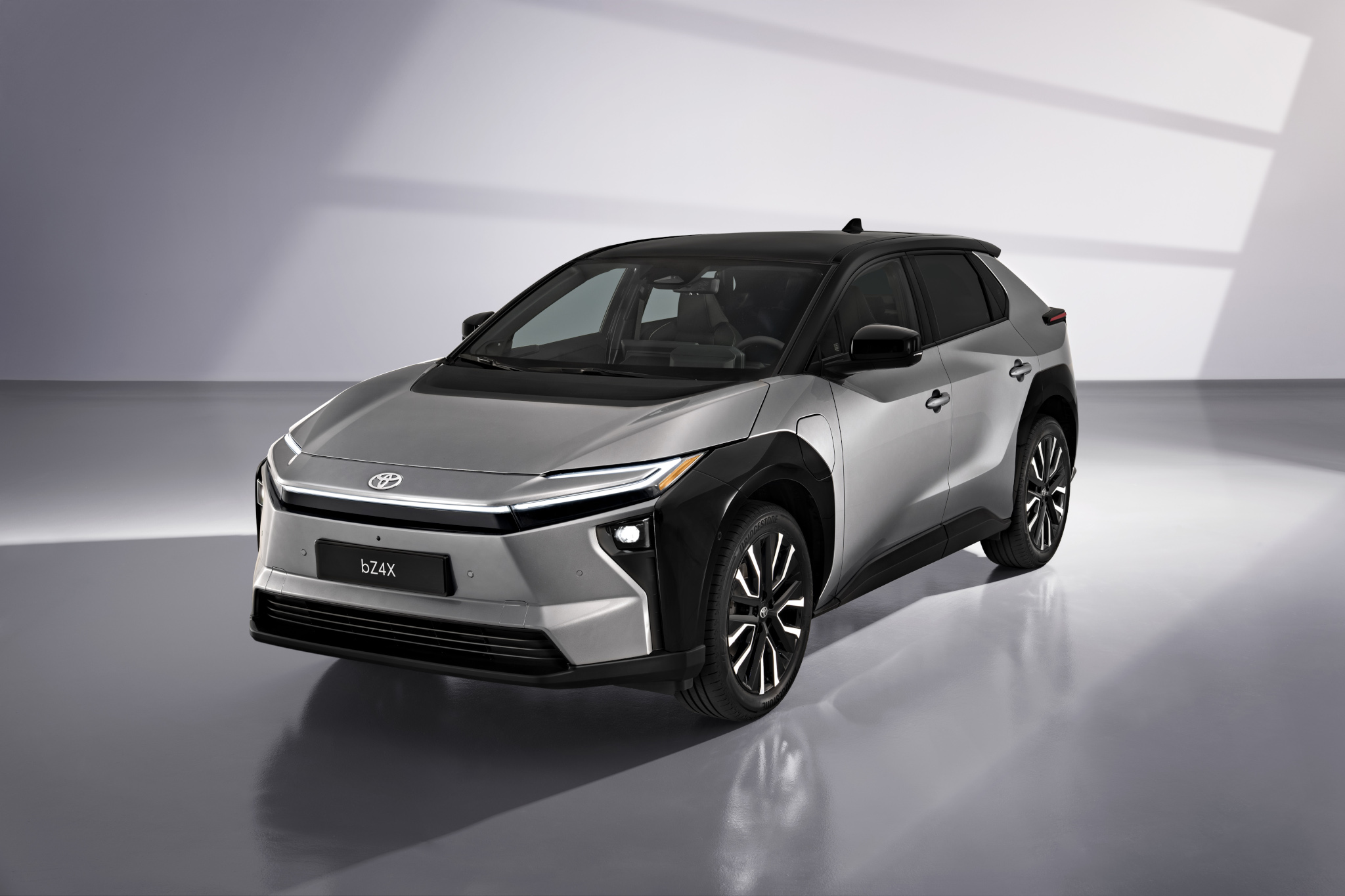 Toyota cambia strategia: produrrà auto elettriche in Europa dal 2028