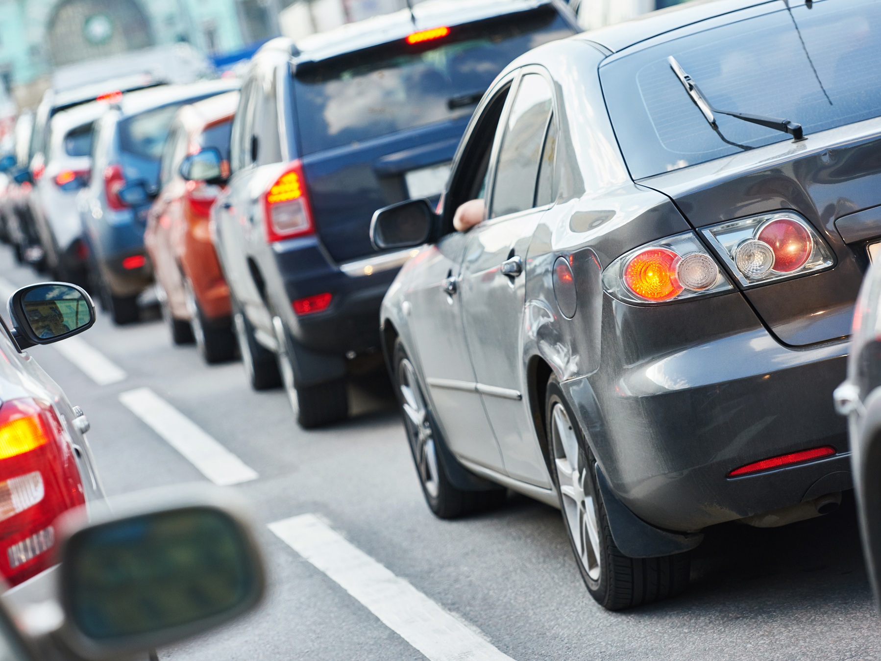 I privati con partita IVA acquistano meno auto, ma sempre più ibride ed elettriche