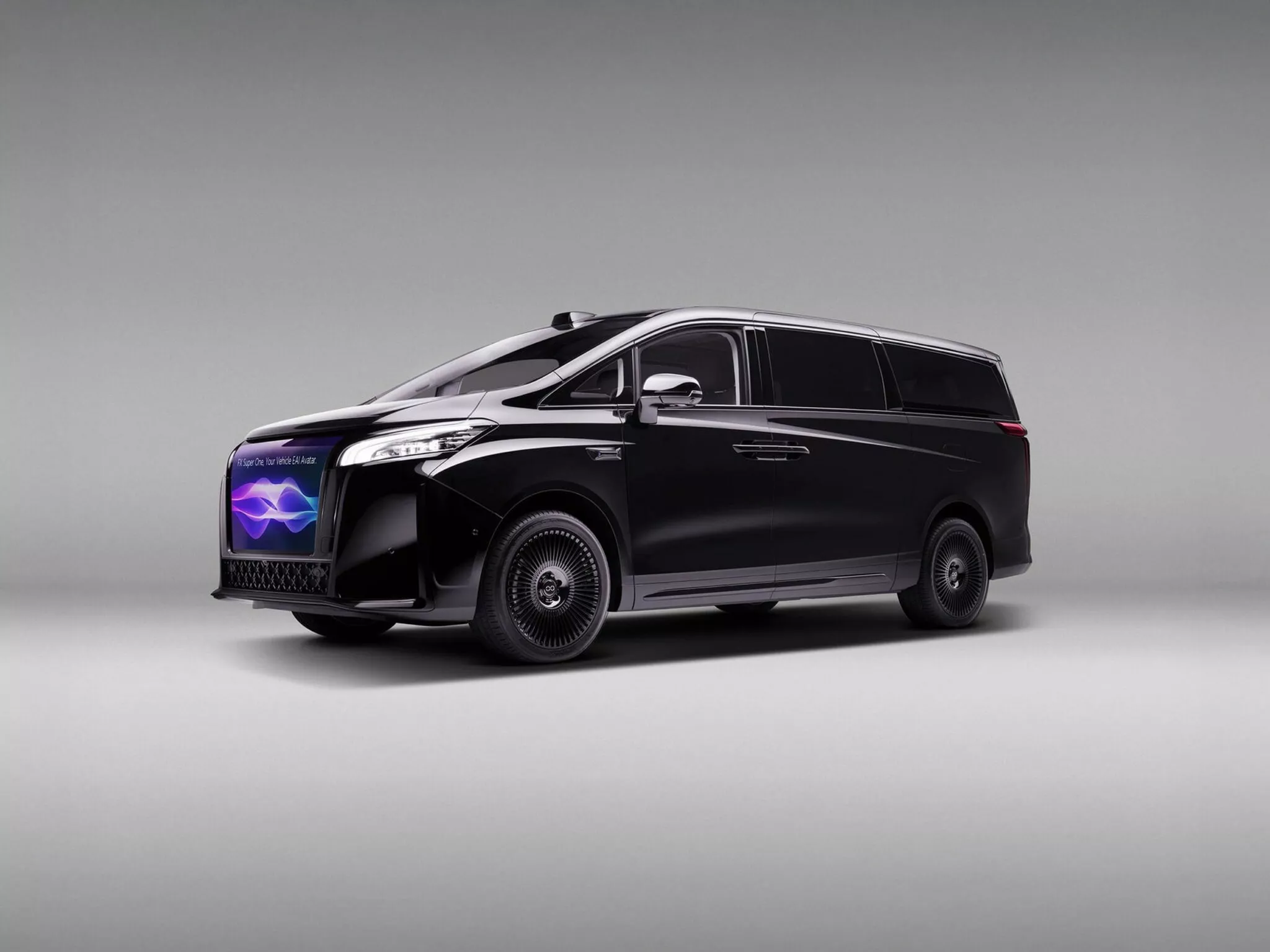 Il minivan Faraday Future FX Super One ha un frontale che parla con il guidatore
