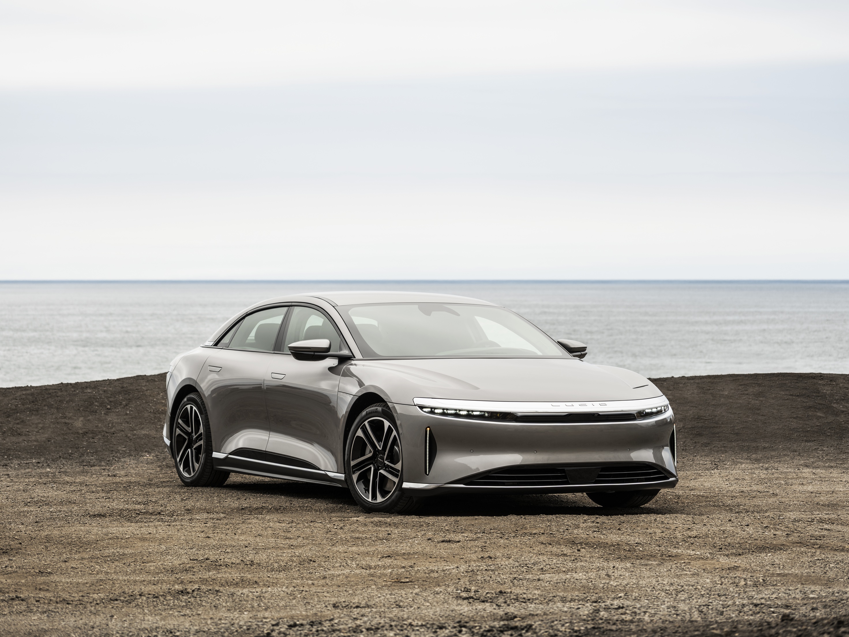 La nuova gamma Lucid Air si aggiorna e diventa compatibile con le colonnine Tesla Supercharger