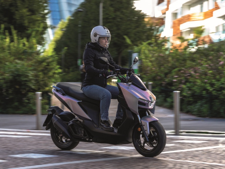 SYM presenta due nuovi scooter 125 per affrontare le sfide della mobilità urbana