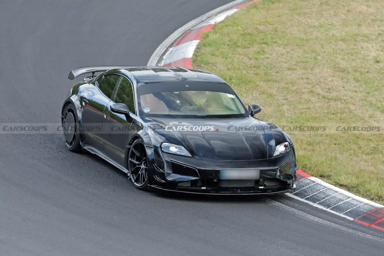 Un nuovo prototipo di Porsche Taycan al Nurburgring: sarà la più estrema di tutte? Foto spia