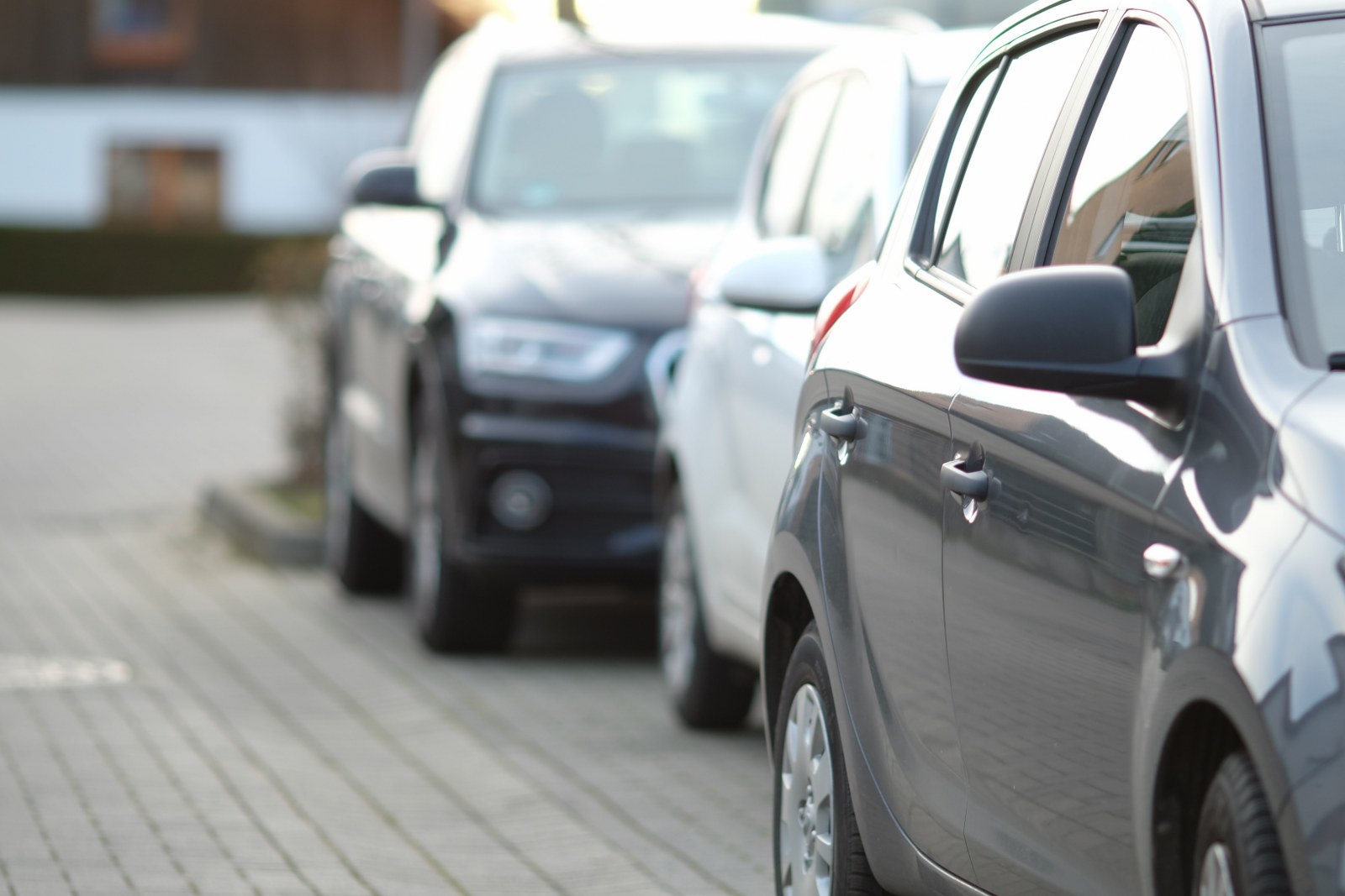 In Italia troppe auto e pochi parcheggi, il 30% del traffico è colpa di chi cerca di parcheggiare