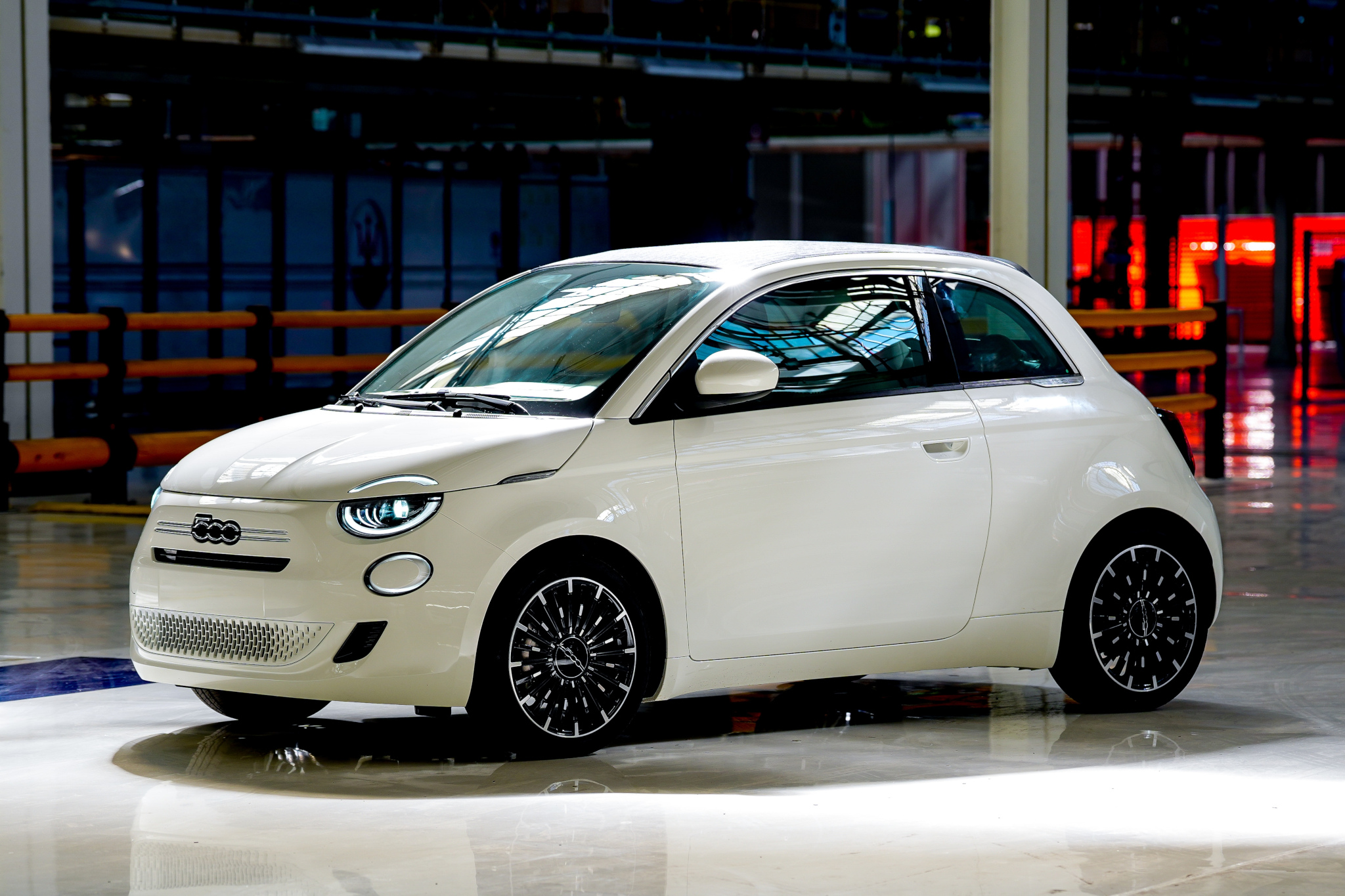 La Fiat 500 ibrida si rinnova, ma quali sono le differenze? Ecco 5 cose da sapere | Video