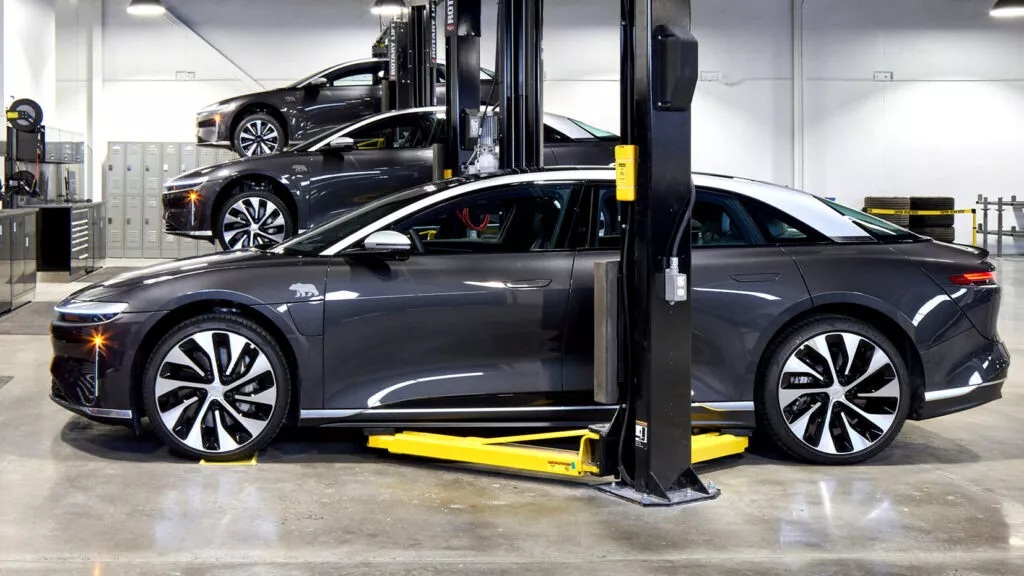 Riparare un'auto elettrica? Costa di meno, c'è però un ma....