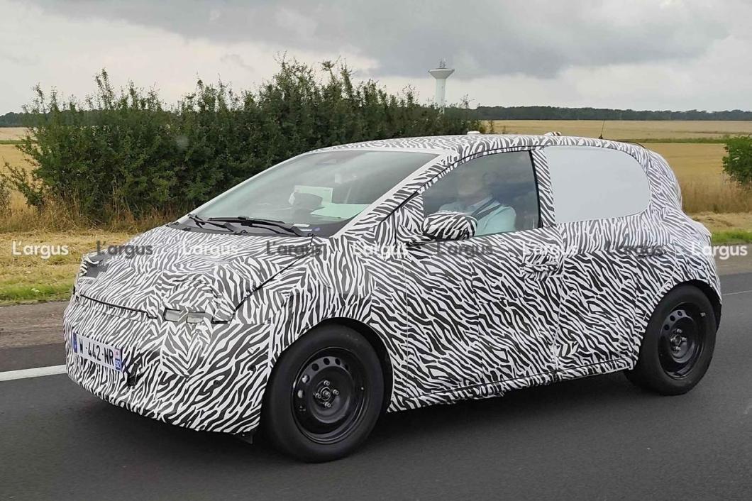 Nuova Renault Twingo elettrica pizzicata su strada, ecco le foto spia