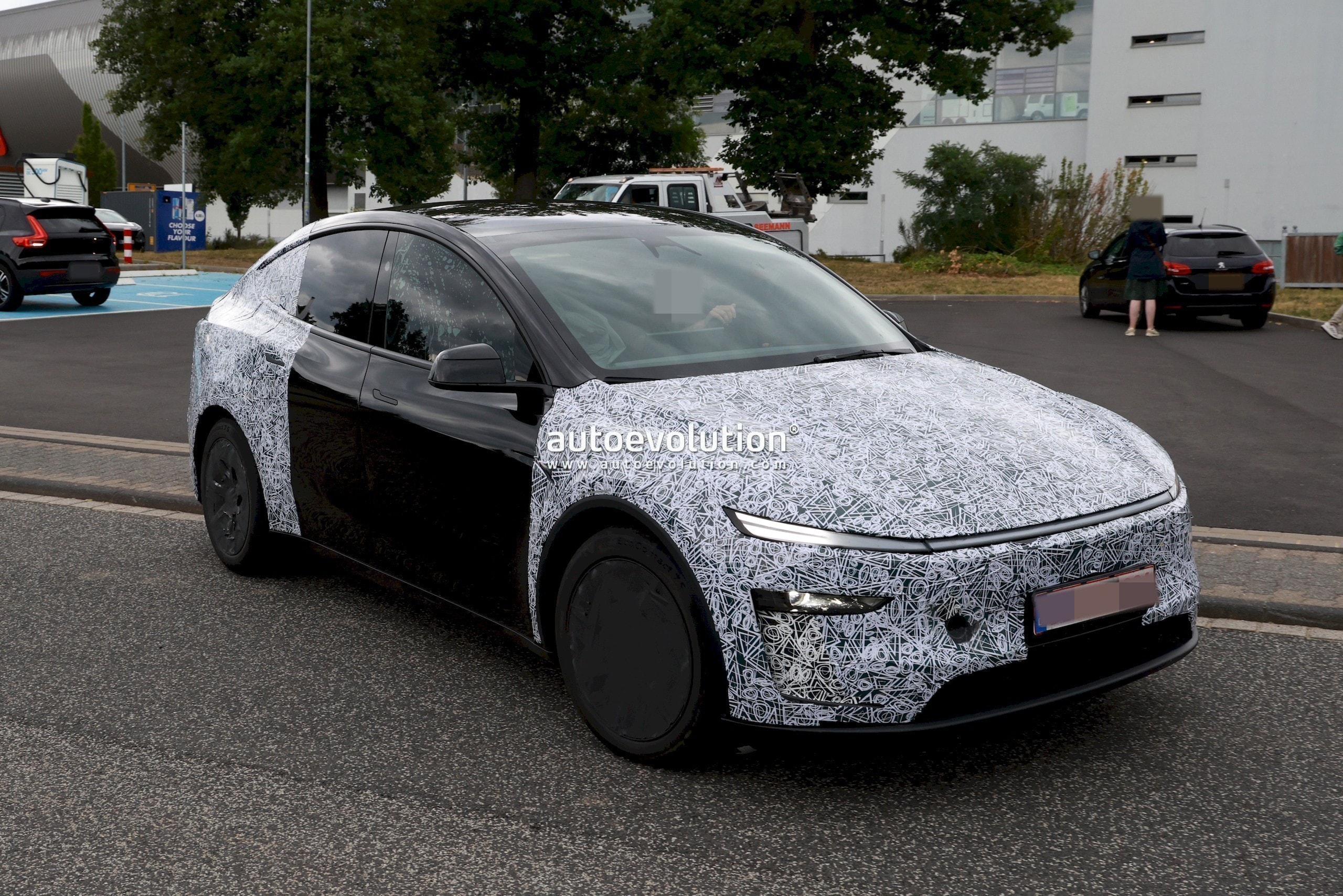 Tesla Model Y, in Europa la versione a passo lungo a 6 posti? C&#039;è un indizio