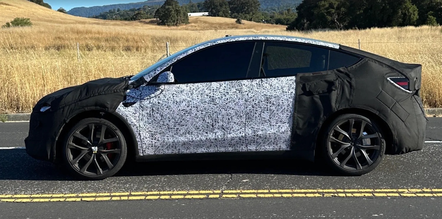 Nuova Tesla Model Y Performance, il debutto è vicino: ecco cosa sappiamo