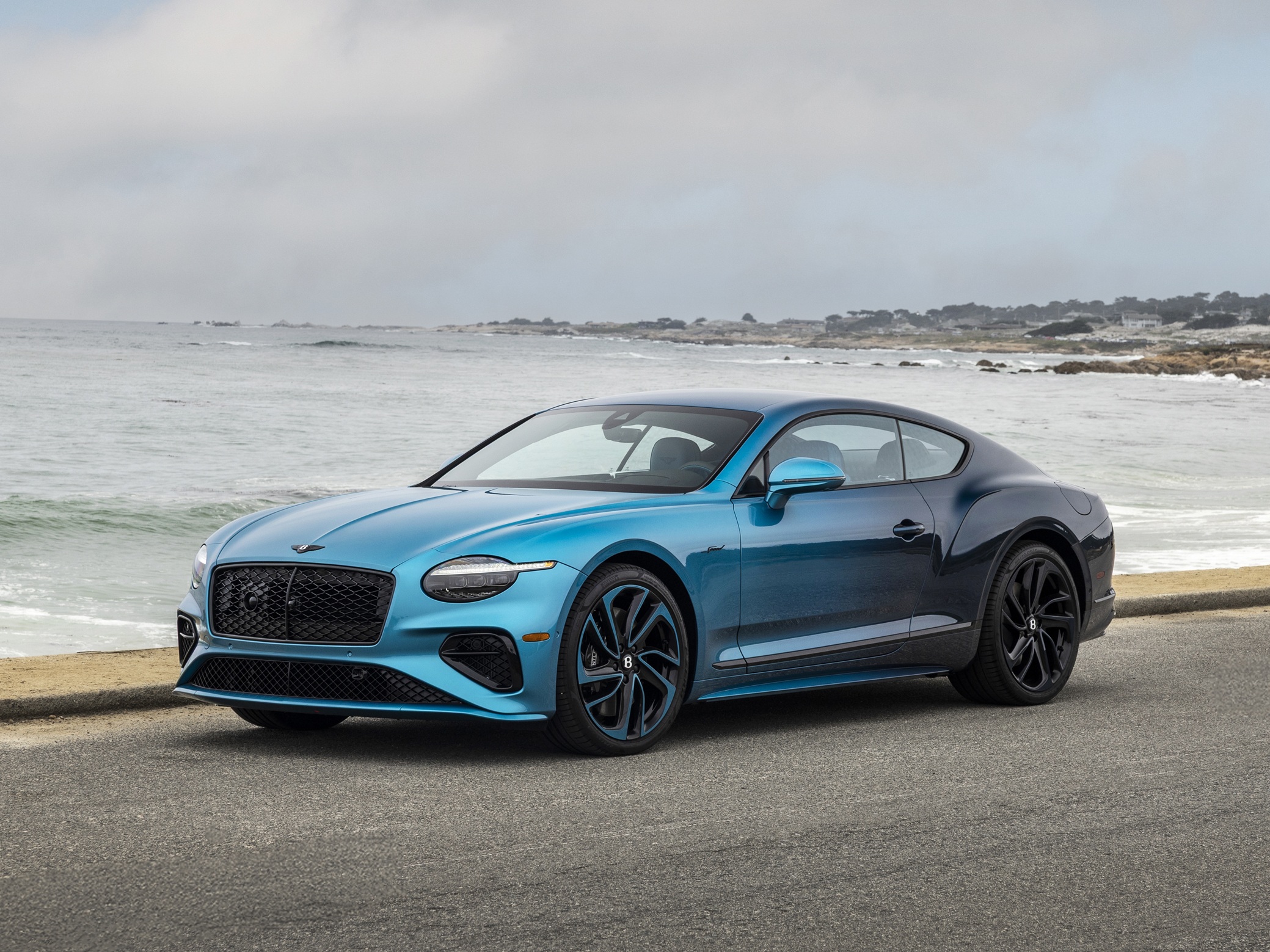 Bentley ha realizzato una tecnica di verniciatura artigianale che crea un effetto sfumato tra due colori