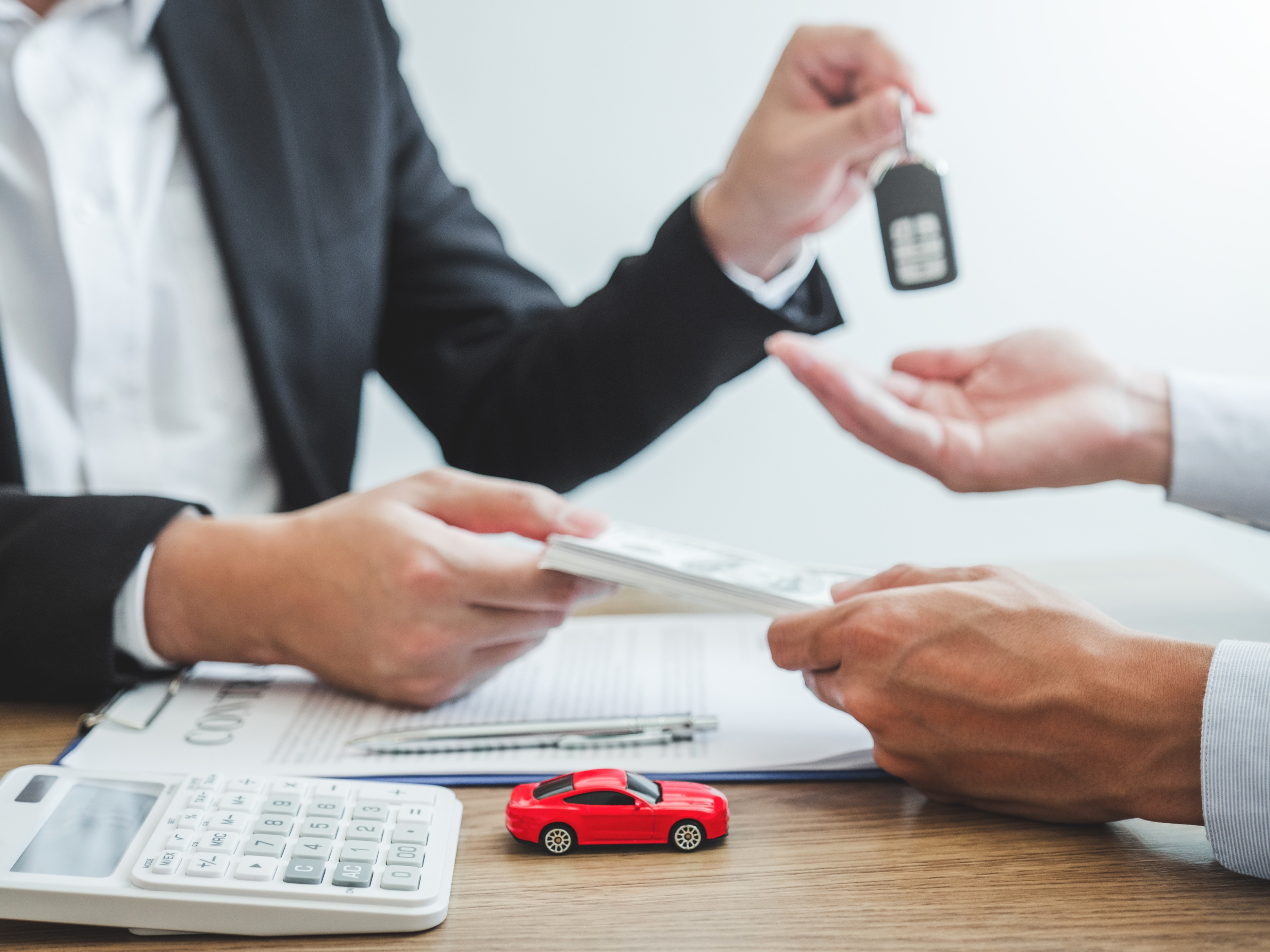 Mercato auto UE: immatricolazioni in lieve calo, ma crescono elettriche e ibride