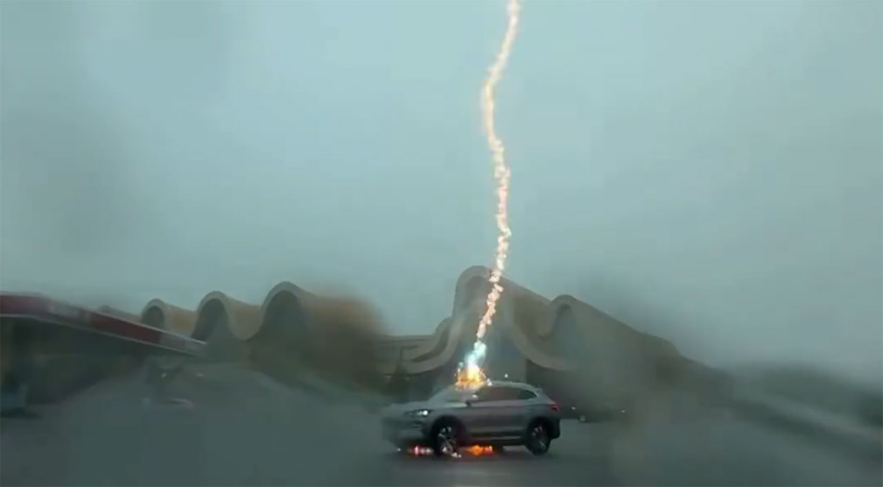 BYD Song Plus EV colpita da 3 fulmini: passeggeri illesi e nessun danno | Video