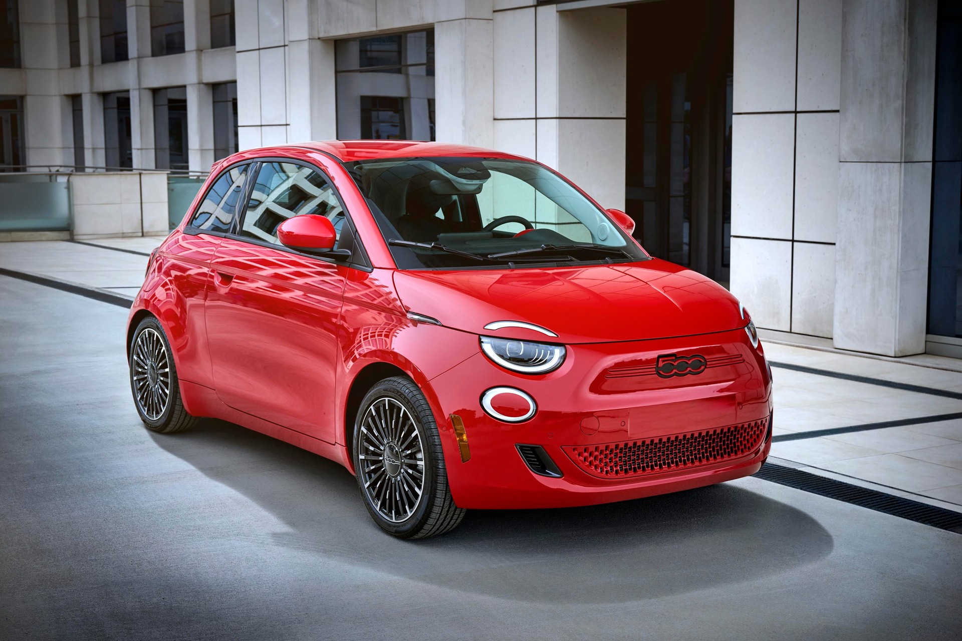 FIAT 500 elettrica, l&#039;offerta con incentivi: da 9.950 euro, anticipo 0 e rate mensili da 99 euro