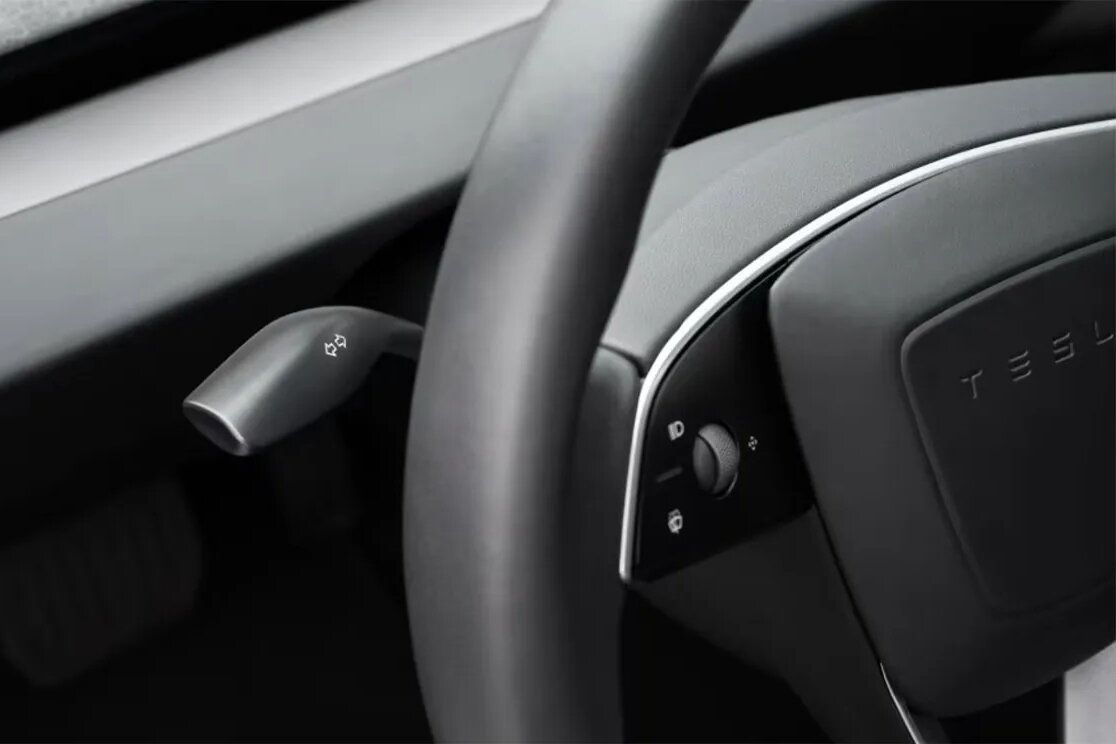 Tesla, passo indietro sulla Model 3: torna la levette per le frecce