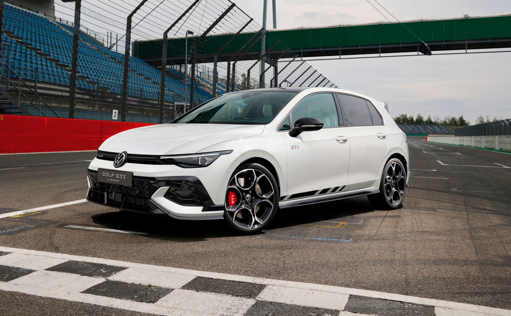 La Volkswagen Golf GTI non si arrende. Avrà un motore a benzina ancora per tanto tempo