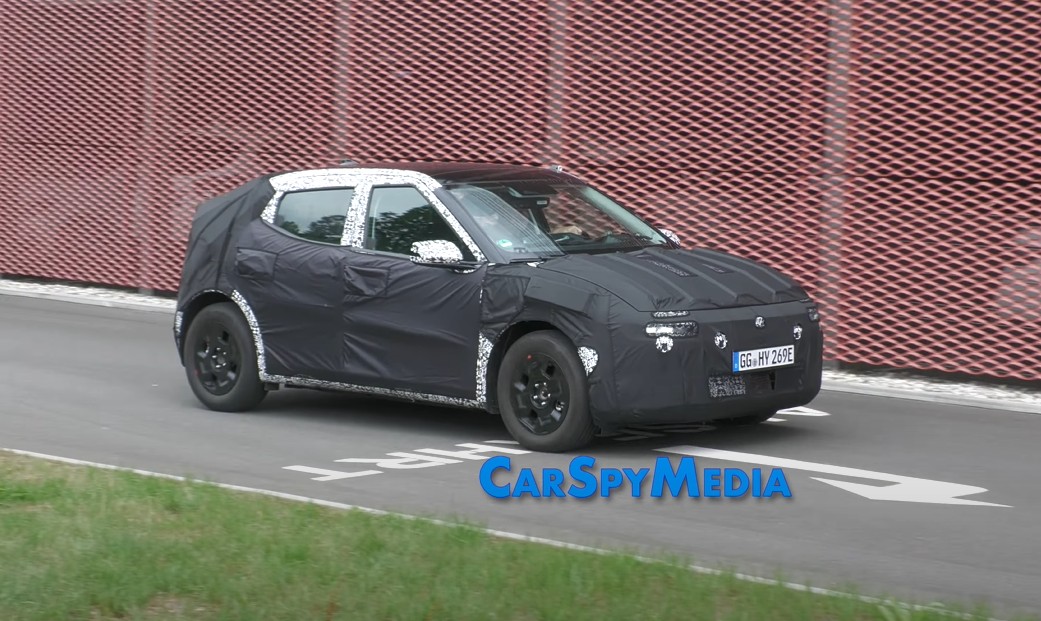 Il nuovo video spia della Hyundai IONIQ 2 svela nuovi dettagli del crossover elettrico