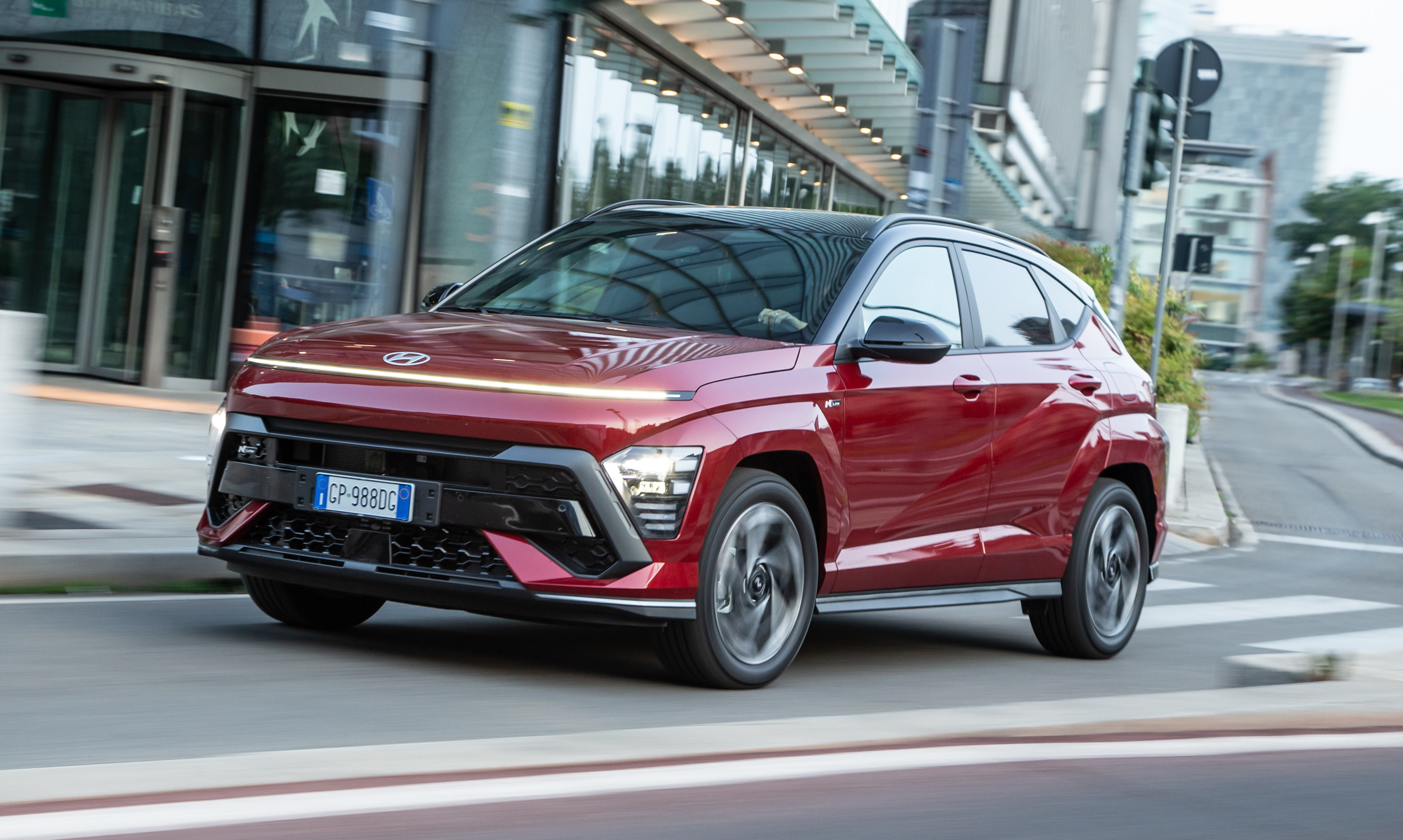 Hyundai KONA 2026, motori più potenti ma il prezzo non cambia. Tutte le novità