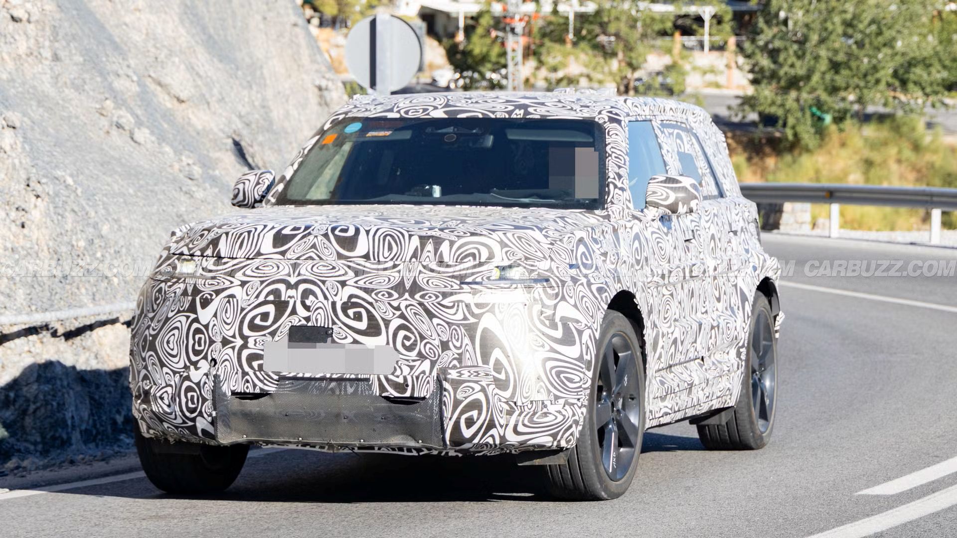 Defender Sport avvistato su strada: il "baby— Defender si prepara ad essere svelato nel 2026