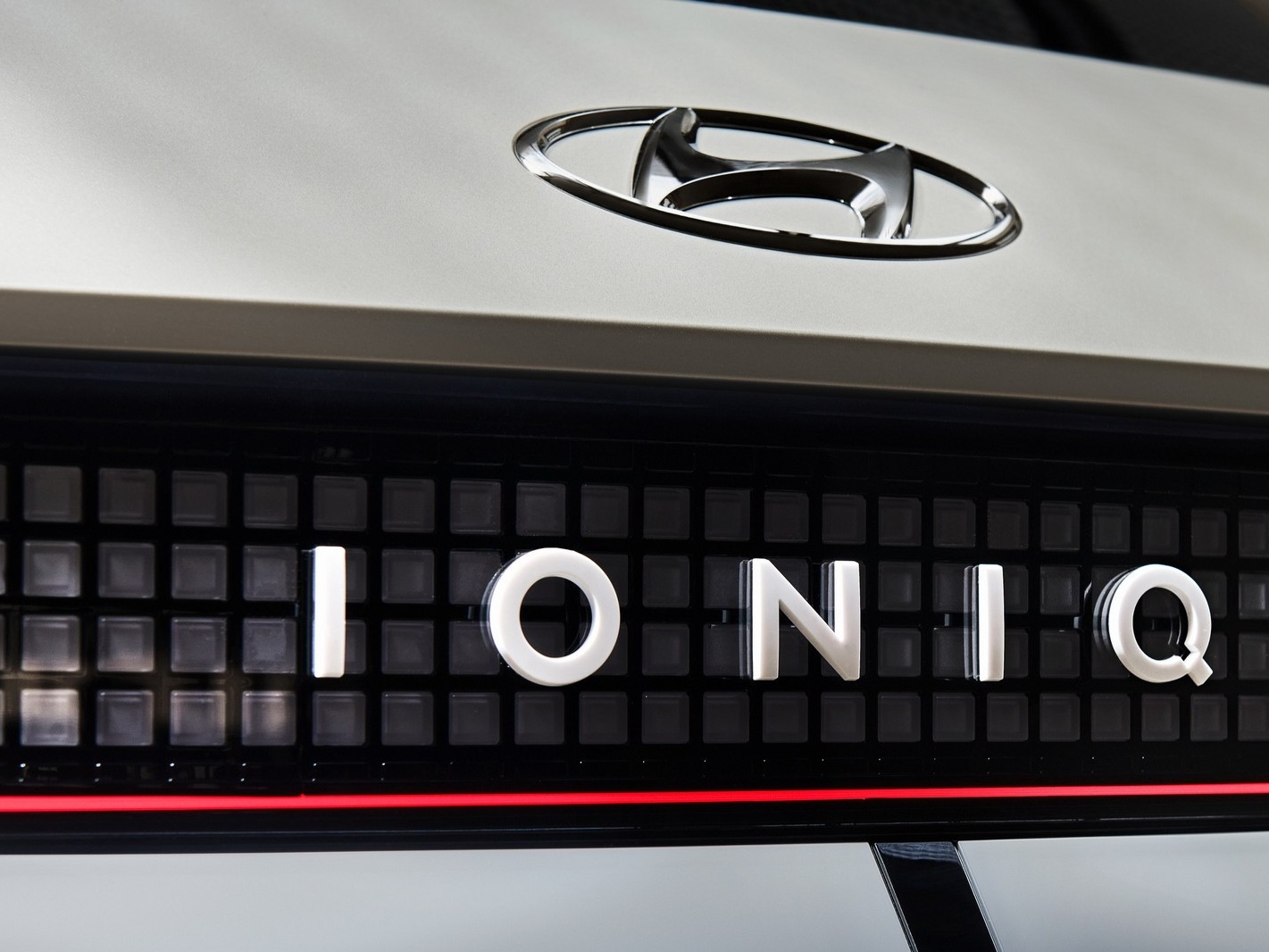 Hyundai anticipa con un teaser il primo concept compatto del marchio IONIQ