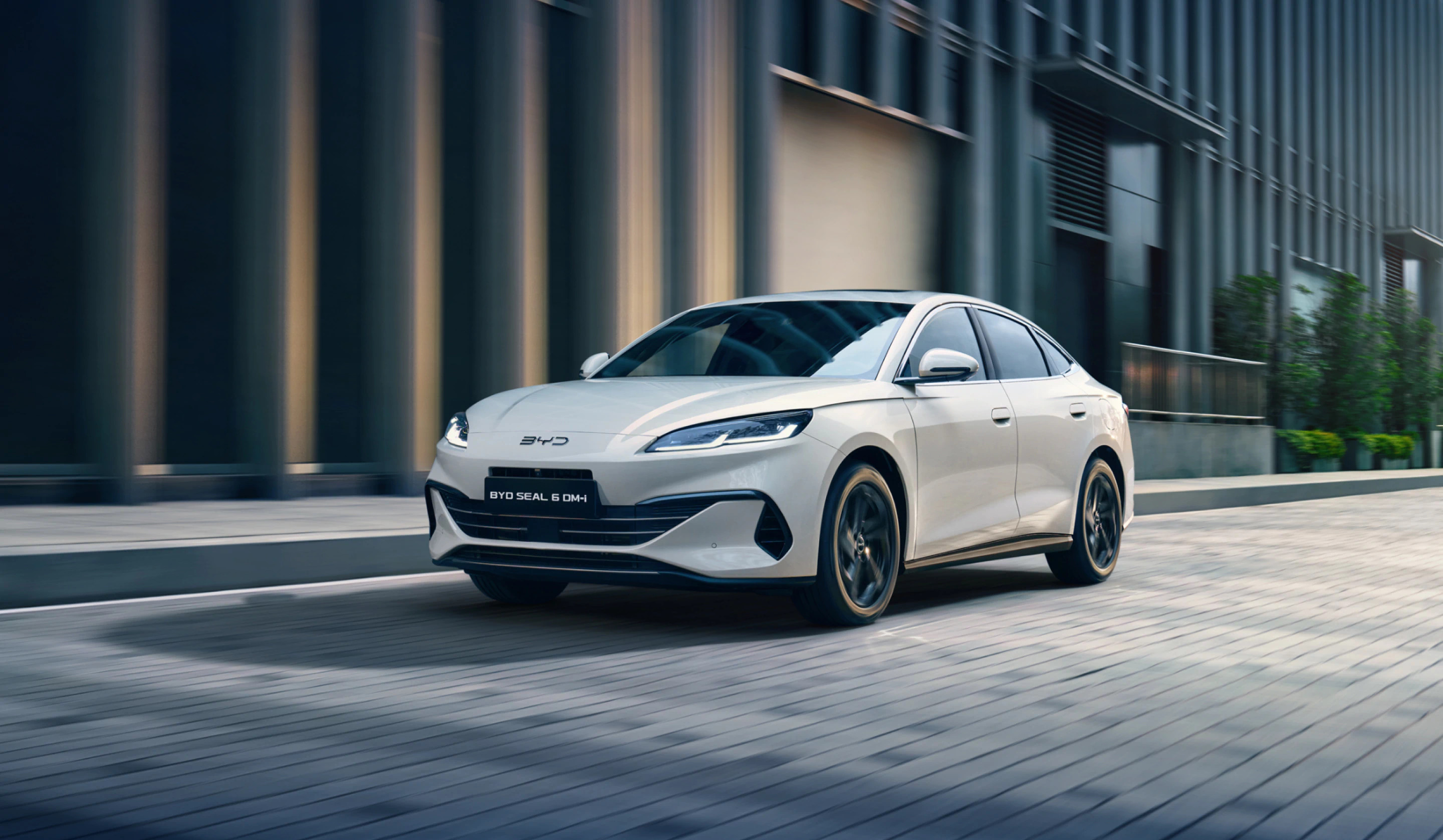 BYD Seal 6 DM-i, una nuova Super Hybrid arriva in Italia: ordini al via per la berlina e la station wagon