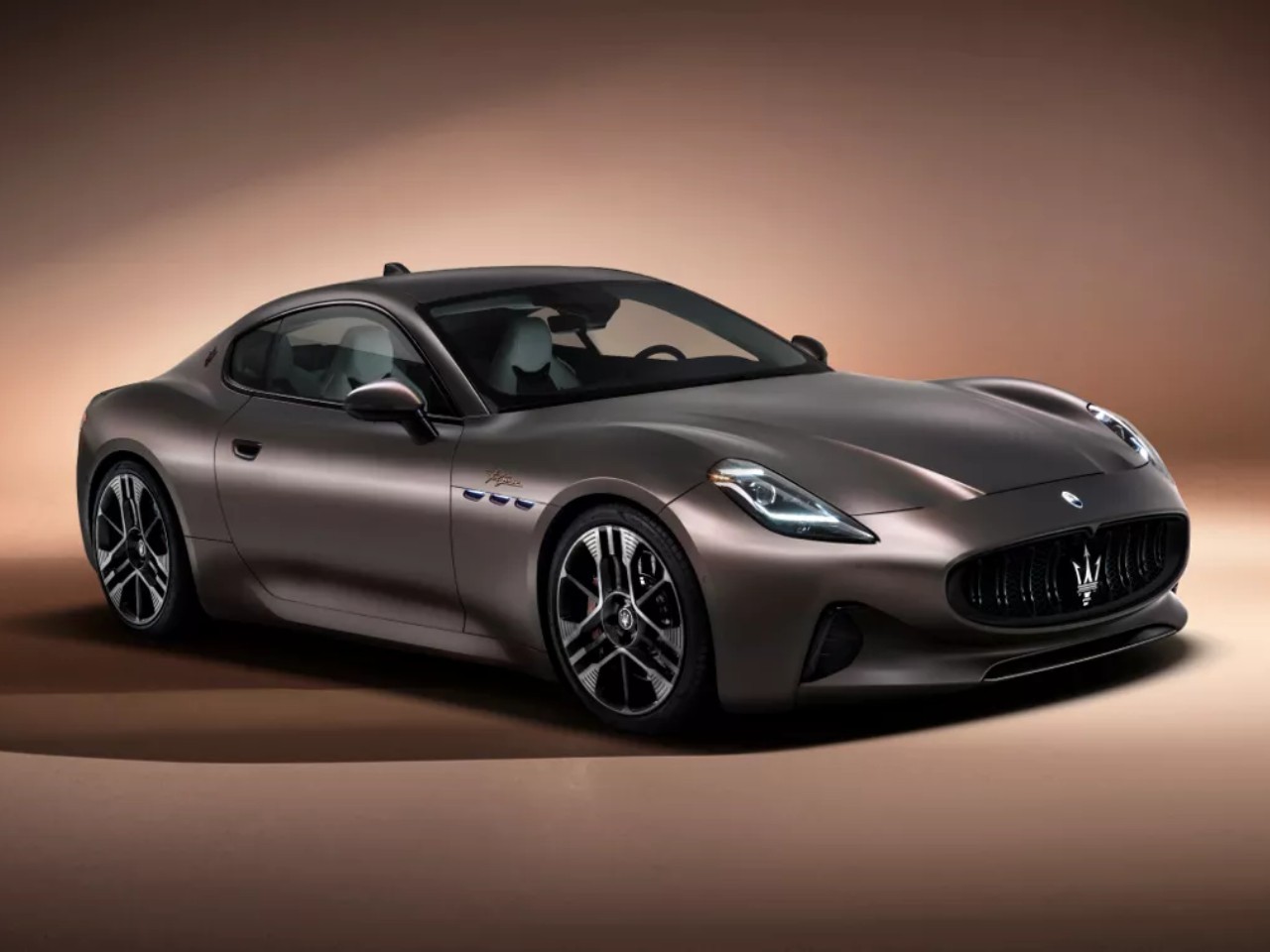 Maserati fatica a vendere le sue elettriche: sconti fino a 50.000 dollari negli Stati Uniti