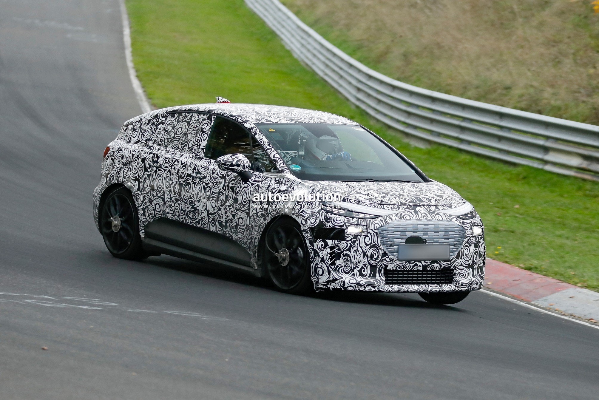 Nuova Audi A2 e-tron alla prova del Nürburgring: continua lo sviluppo della compatta elettrica