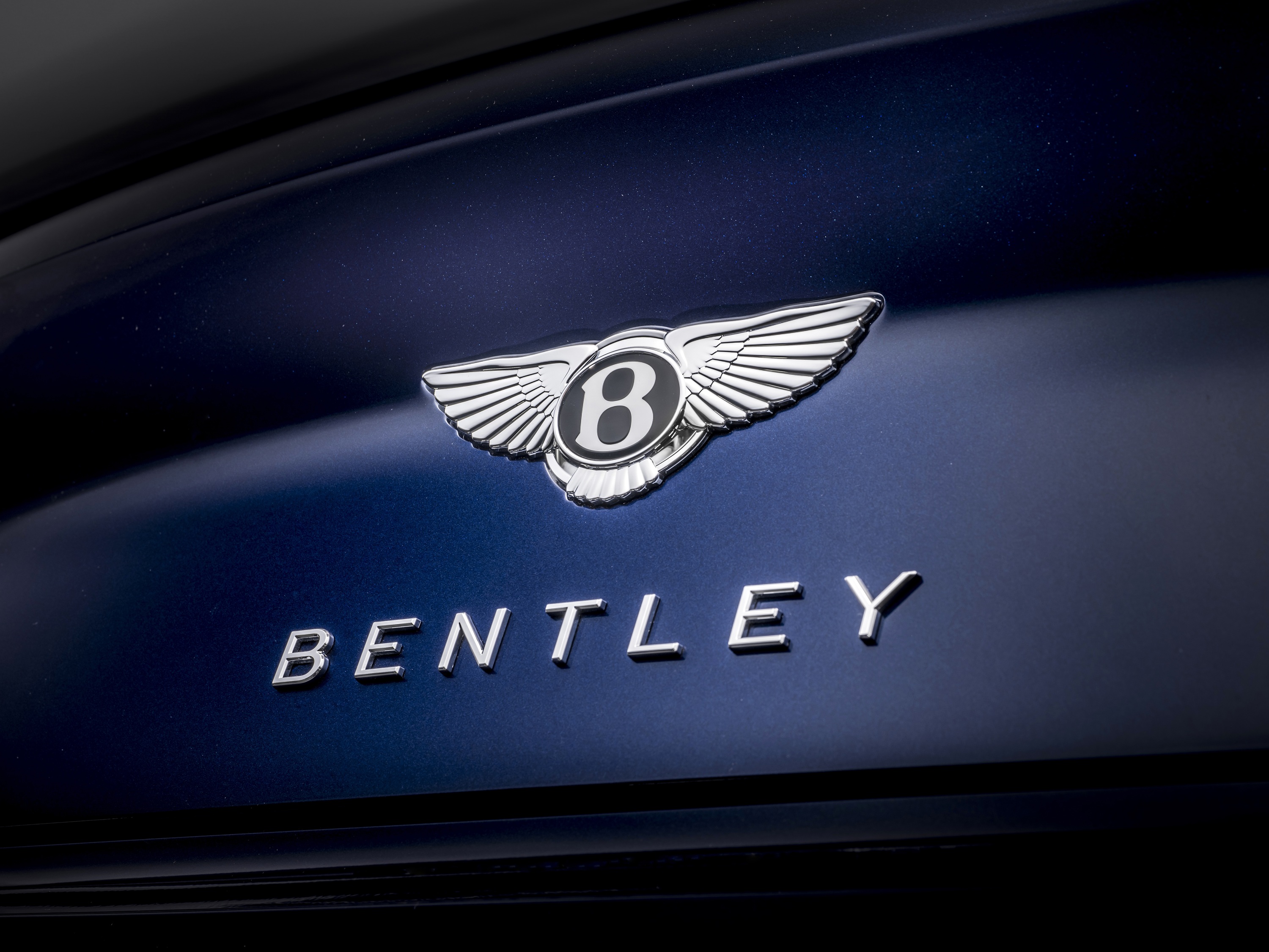 Bentley, il nuovo SUV elettrico continua i test su strada | Foto spia