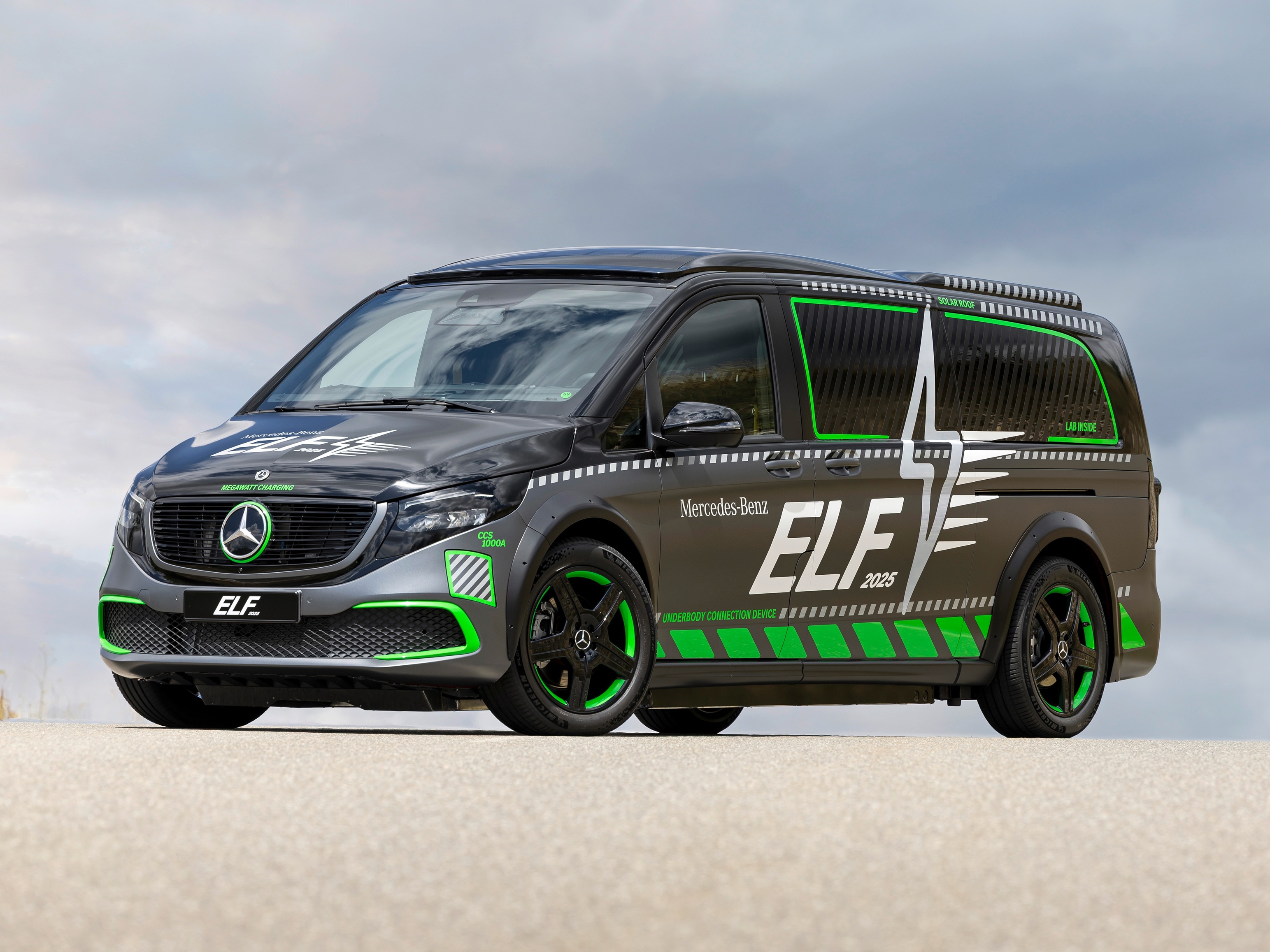 Mercedes ELF mostra il futuro della ricarica, tra bidirezionalità e soluzioni senza cavi