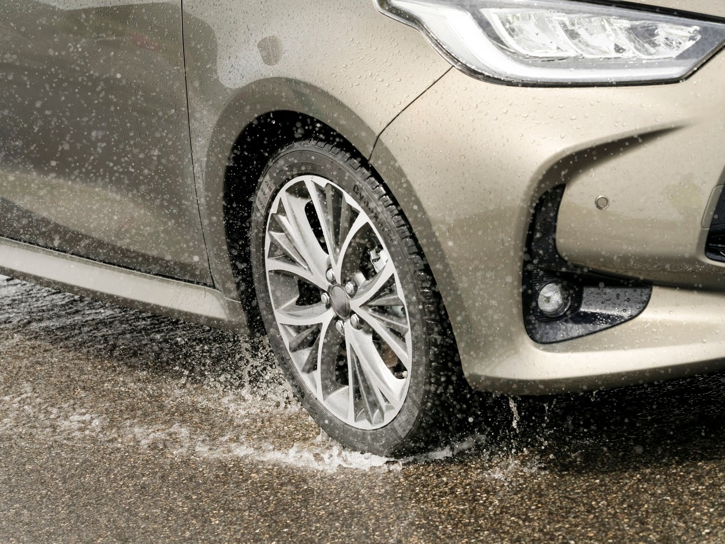 Come preparare l’auto all’inverno risparmiando sugli pneumatici 4 stagioni