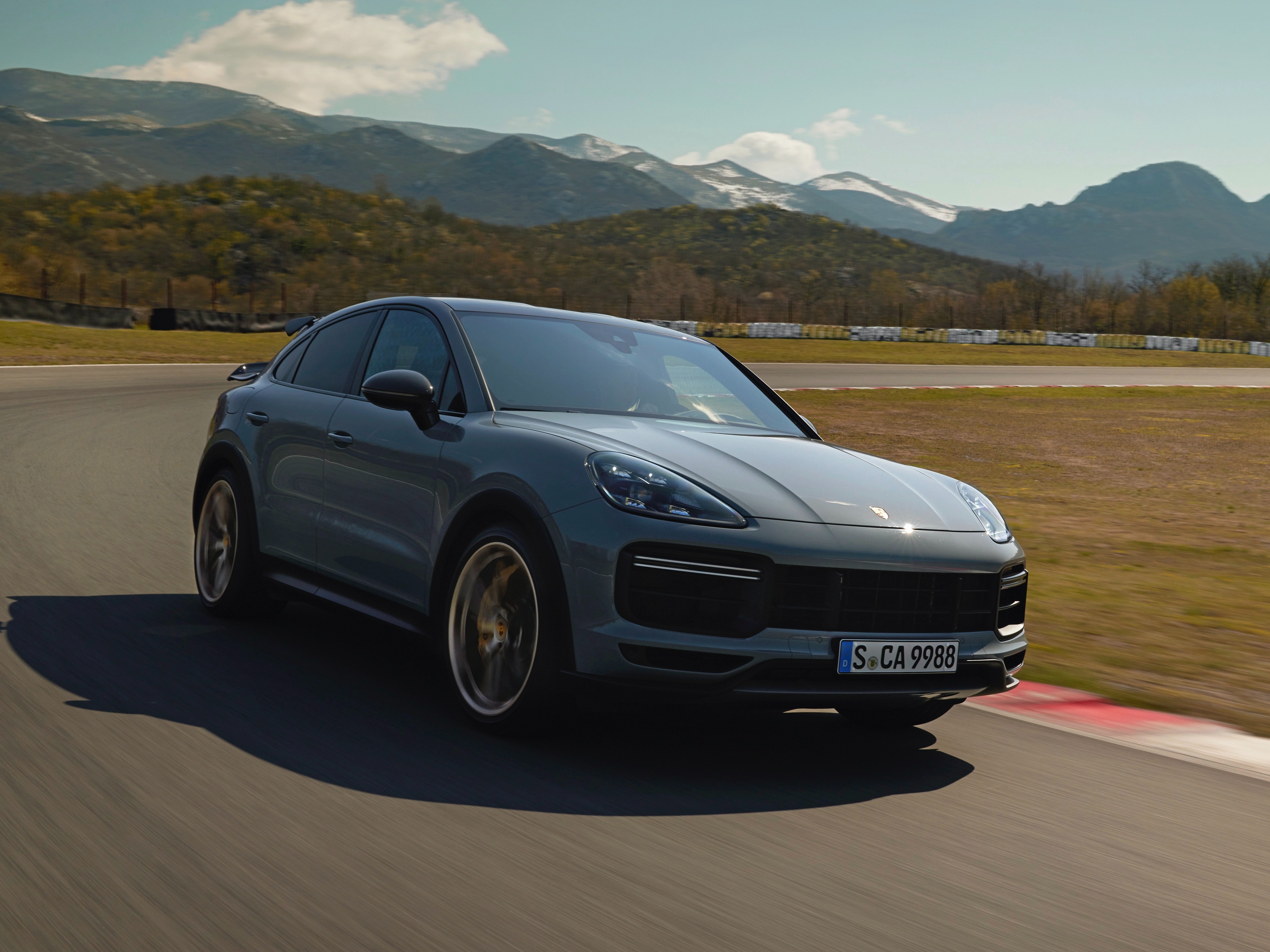 Avvistata al Nurburgring la nuova Porsche Cayenne Turbo GT