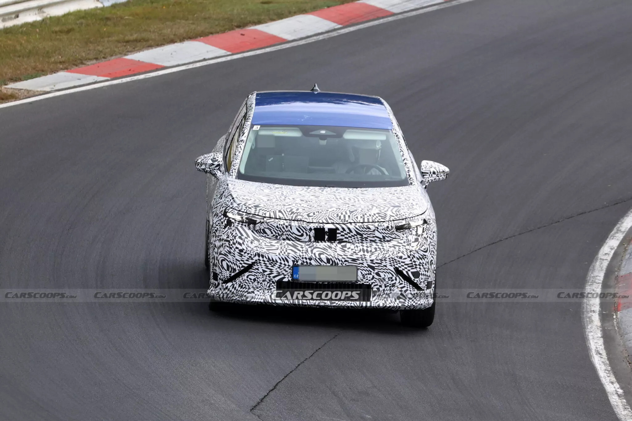 Skoda, al lavoro sulla rivale della KIA EV9: il maxi SUV elettrico è stato spiato al Nürburgring