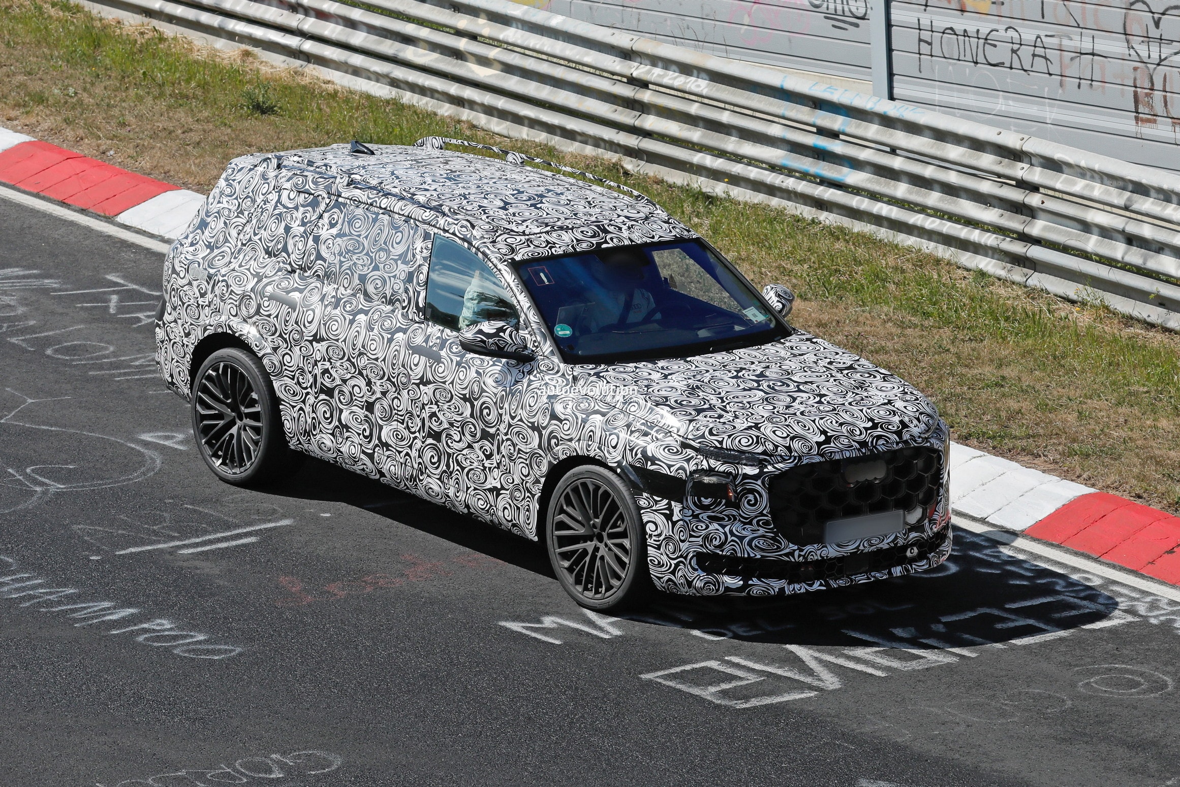 Nuova Audi Q9, il maxi SUV è stato pizzicato tra le curve del Nürburgring