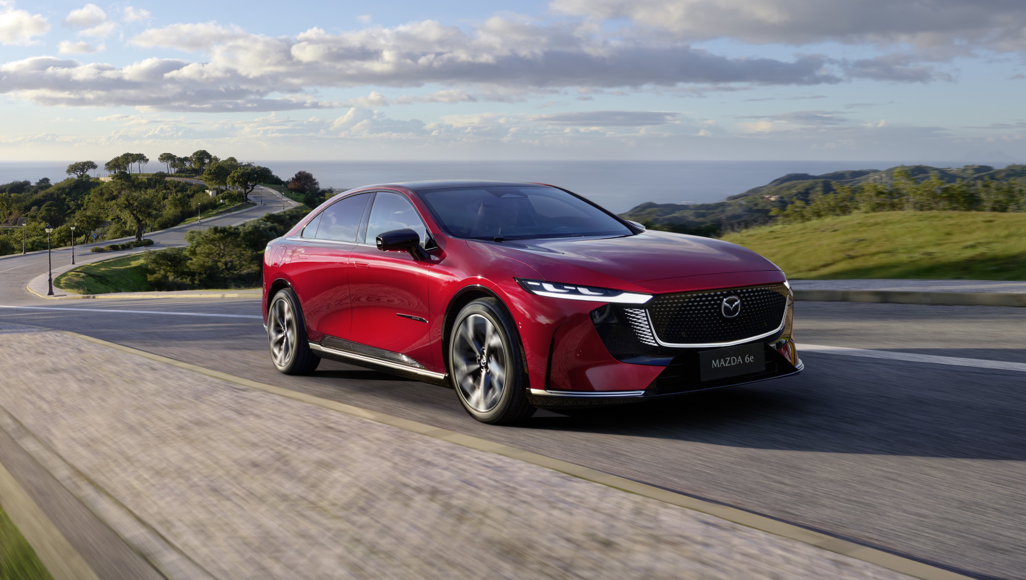 Nuova Mazda6e, sforbiciata al prezzo per rientrare negli incentivi auto: da 29.850 euro con Ecobonus
