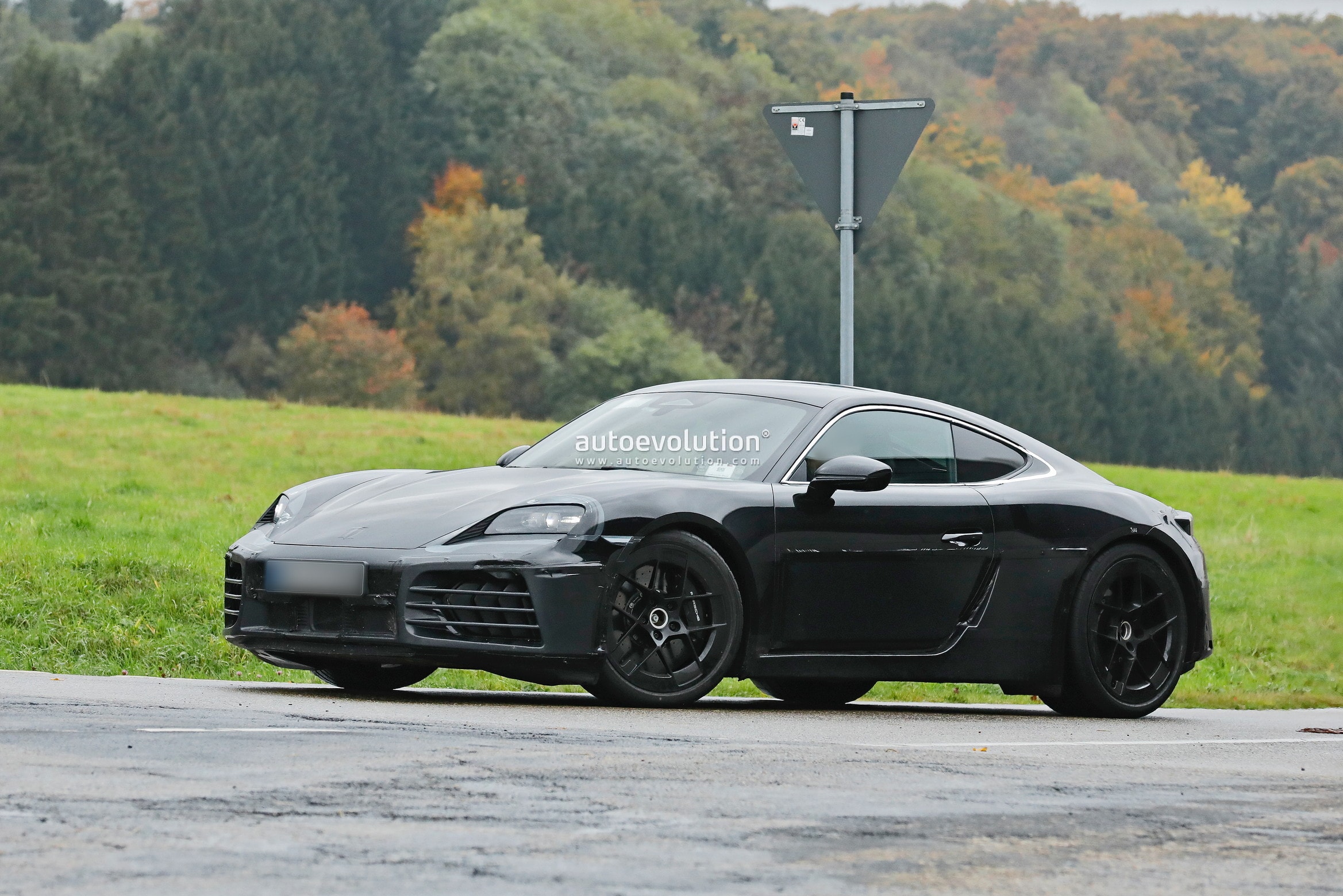 Porsche Cayman elettrica si svela un po' di più: le nuove foto spia