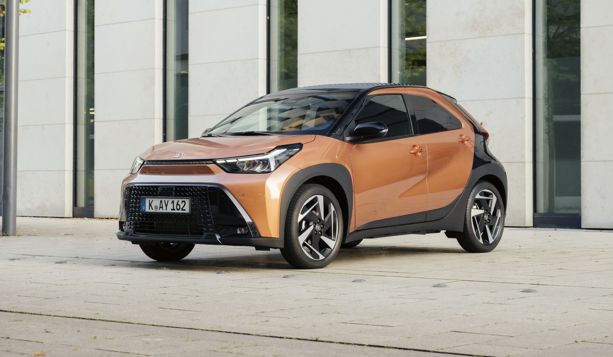 Nuova Toyota Aygo X ibrida, al via gli ordini in Italia: allestimenti e prezzi
