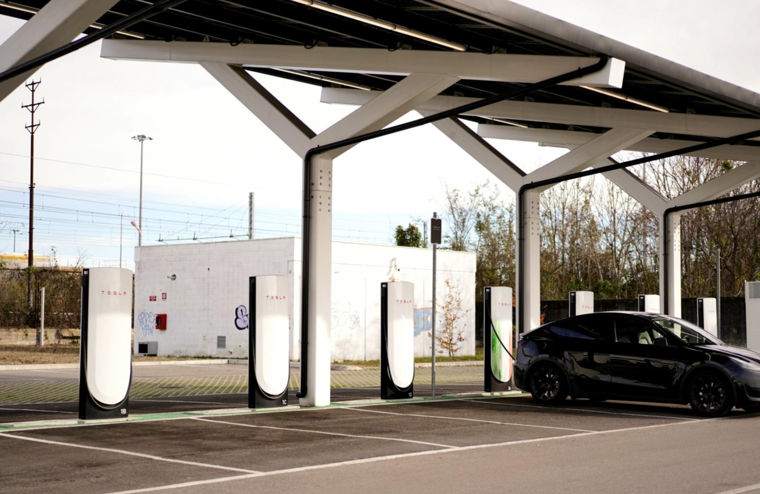 Tesla Supercharger Italia-1