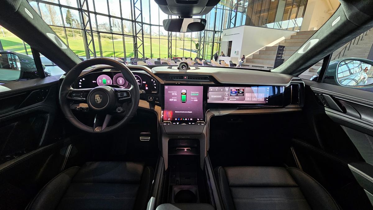 Interni nuova Porsche Cayenne elettrica