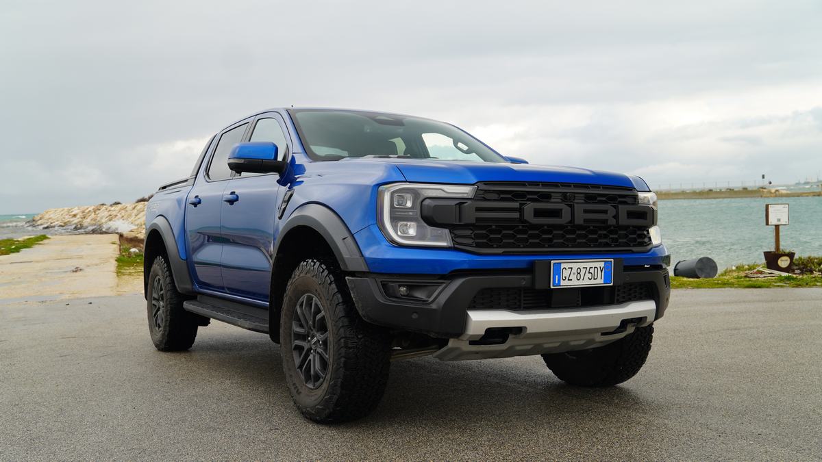 Grande calandra con scritta Ford