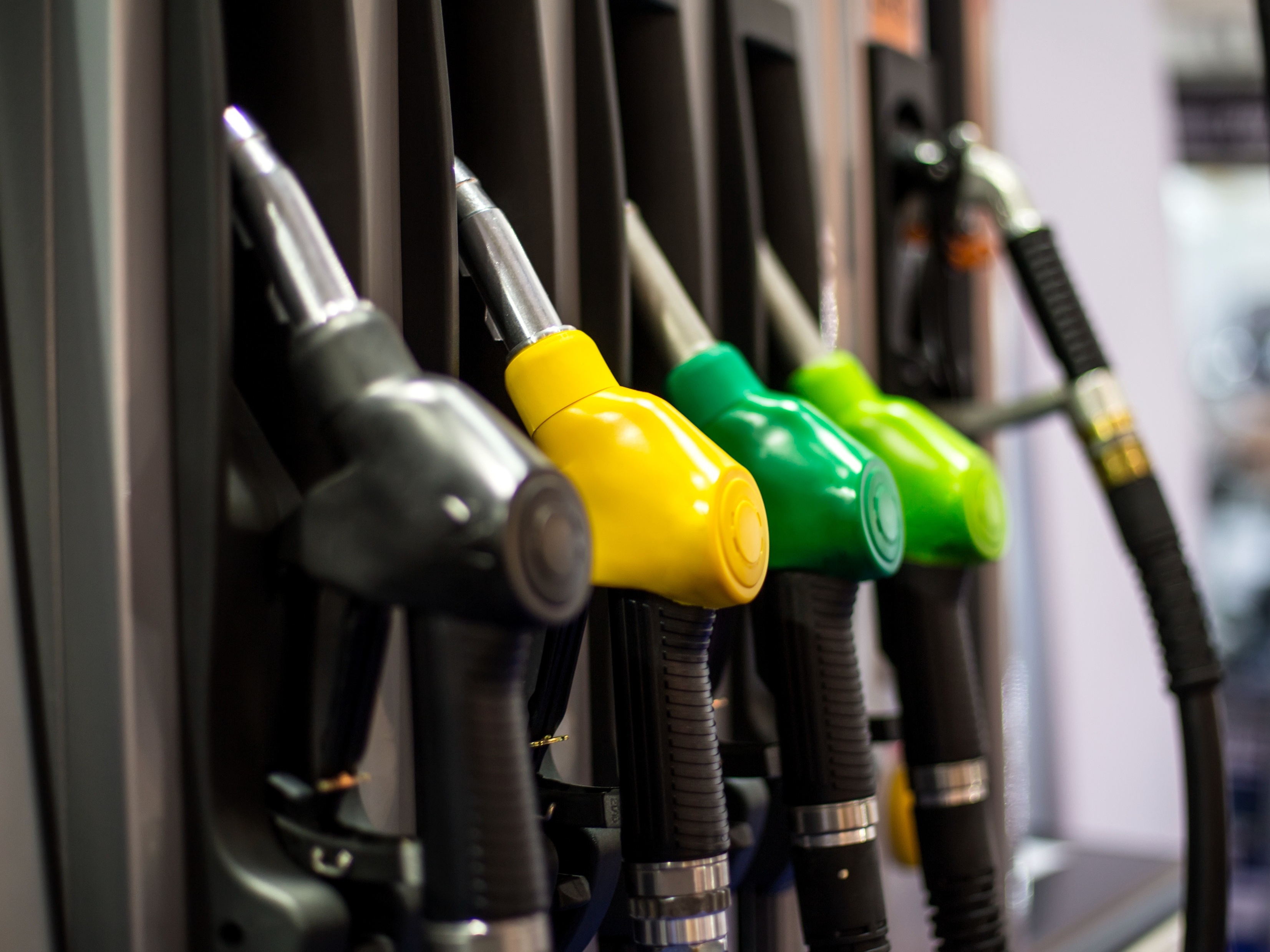 Caro carburanti: benzina in salita, il diesel potrebbe tornare il più economico